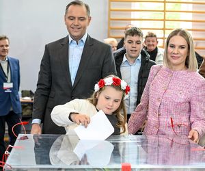Karol Nawrocki z rodziną. Jego córka skradła show na wieczorze wyborczym