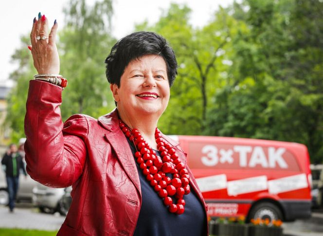  Joanna Senyszyn w czerwonych koralach  