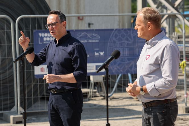 Donald Tusk w Męcinie. Premier odwiedził budowę największego tunelu kolejowego w Polsce