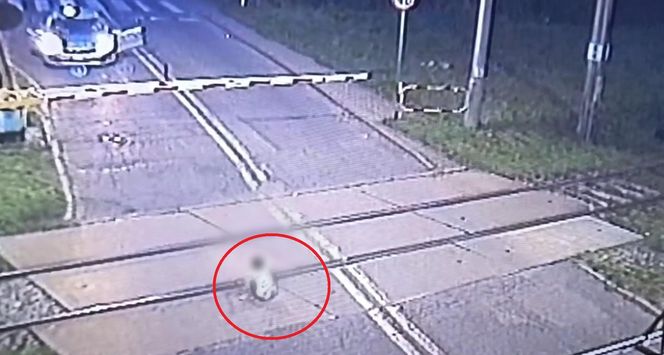 Mikołów: Policjanci w ostatniej chwili uratowali 6-latka. Chłopiec bawił się na torach 