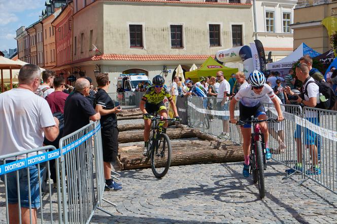 Na rowerach między kamienicami Starego Miasta. Eliminator MTB w Lublinie