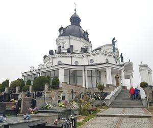 Zrobiliśmy spacer po białostockich nekropoliach. Sprawdź w jakim stanie są nagrobki historycznych postaci [ZDJĘCIA]