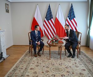 Wicepremier, minister obrony narodowej Władysław Kosiniak-Kamysz oraz sekretarz obrony USA Pete Hegseth na spotkaniu w siedzibie MON w Warszawie