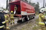 Przekroczone stany alarmowe na kilku rzekach, strażacy układają worki z piaskiem. Relacja live