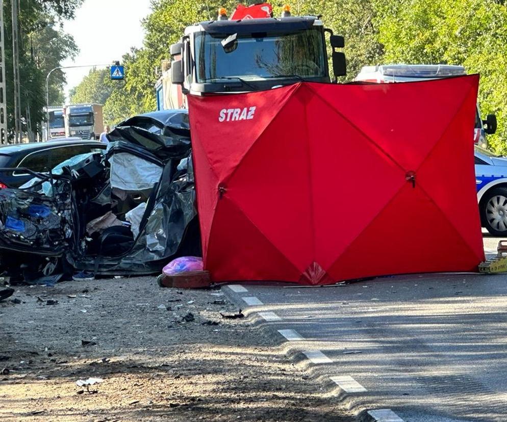 Koszmarna czołówka pod Górą Kalwarią. Kierujący toyotą gruchnął czołowo z rozpędzoną cysternę z betonem. Zginął na miejscu