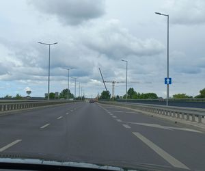 Wielki dźwig stanął przy pływalni Akwawit w Lesznie. Rusza ostatni etap rozbiórki 