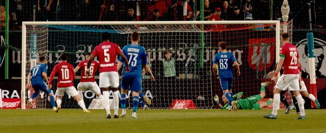 Rafał Mikulec w spotkaniu z Miedzią Legnica nabawił się bardzo groźnie wyglądającej kontuzji. Zawodnik długo opatrywany był na murawie, skąd zabrała do karetka