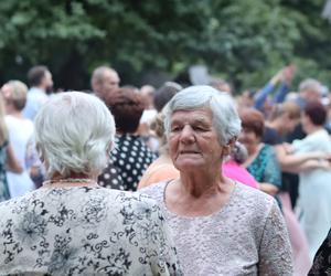 Wirują warkocze i wstążeczki. Tak bawili się lublinianie na potańcówce w skansenie!