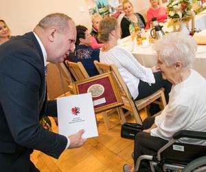 Setne urodziny mieszkanki Grudziądza. Otrzymała medal od marszałka 