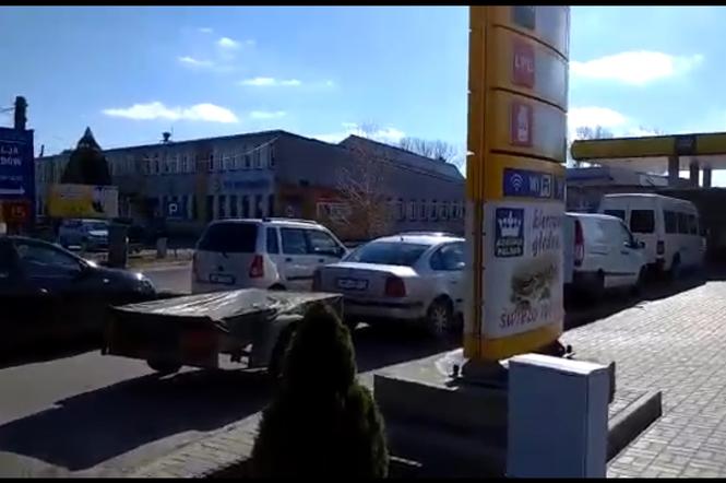 Kolejka samochodów do jednej ze stacji paliw w Hrubieszowie