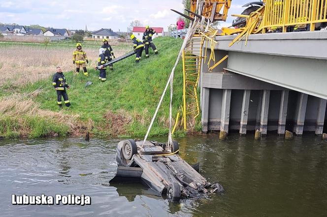 Pijany kierowca przebił barierki i spadł z mostu do rzeki