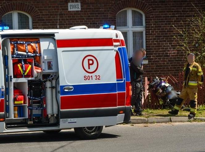25-letni motocyklista potrącił policjanta, po czym sam rozbił się na płocie
