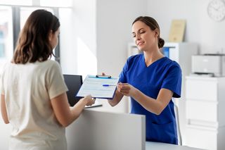 Rodzice wypisują dzieci z przychodni. GIS: karty szczepień zostają w placówce