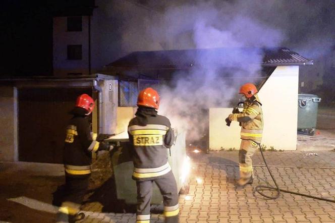 Strażacy z Nowego Sącza jeździli od pożaru do pożaru. Paliły się pojemniki na śmieci 