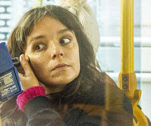 Jachira maluje się w tramwaju