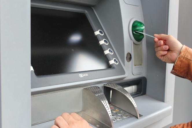 Policja przestrzega przed kodami QR na bankomatach