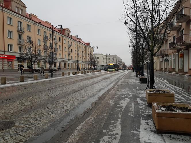 Gołoledź, marznące opady i oblodzone chodniki. Tak wyglądał poranek na drogach w Białymstoku