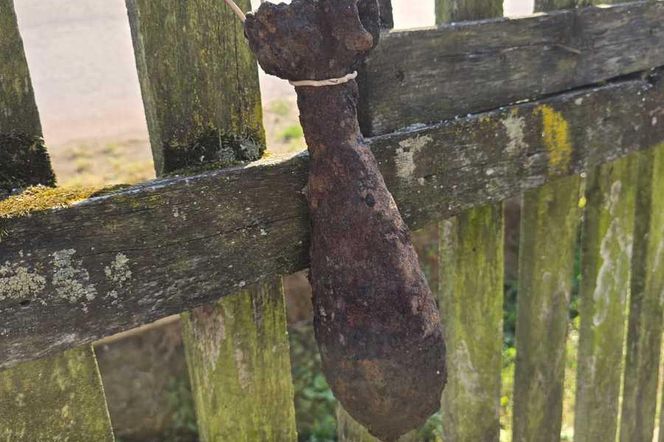 Groził, że wysadzi ich dom. Na płocie powiesił zardzewiały pocisk moździerzowy!