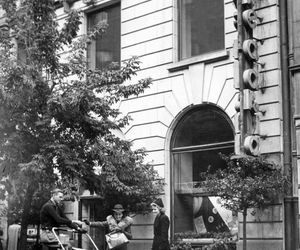 Warszawa. Riksza przed cafe Adria