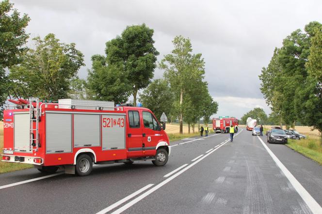 Noskowo. Koszmarny wypadek. Audi rozbiło się na drzewie. Dwie osoby nie żyją