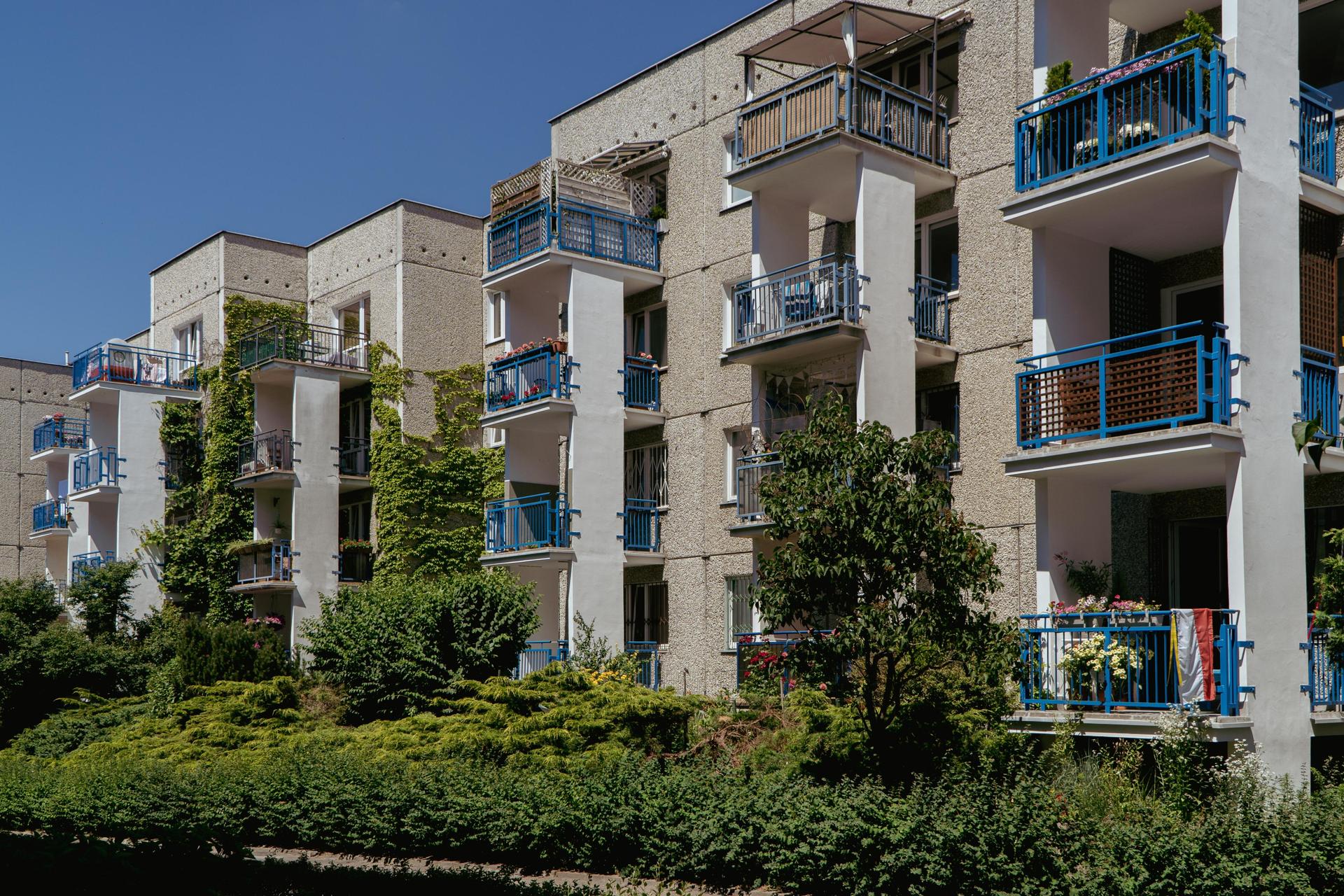 Osiedle Surowieckiego w Warszawie - zdjęcia. Jak wygląda osiedle z wielkiej płyty projektowane  przez znanych architektów?