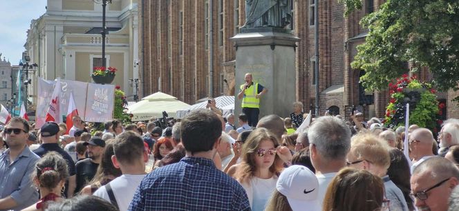 Marsz Milczenia dla Klaudii w Toruniu. „Niech nasza cisza przemówi głośniej niż słowa” [RELACJA NA ŻYWO]