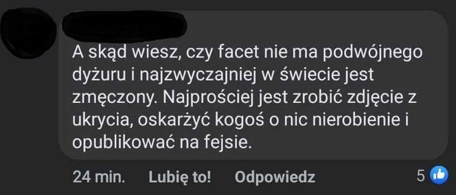 Ktoś udostępnił zdjęcie śpiącego lekarza. Internauci są wściekli. "Trochę empatii"