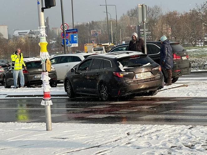 Pierwszy śnieg w Warszawie. Zablokowana Dolina Służewiecka