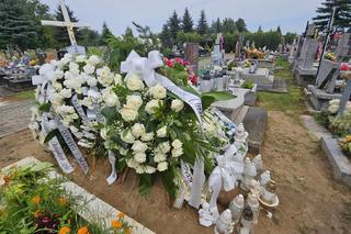 Grób 8-letniego Oskarka utonął w białych kwiatach. Chłopca strzegą malutkie aniołki