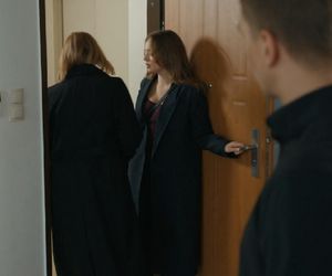 Barwy szczęścia, odcinek 3182. Wanda (Maja Barełkowska), Oliwka (Wiktoria Gąsiewska), Tomasz (Jakub Sokołowski)