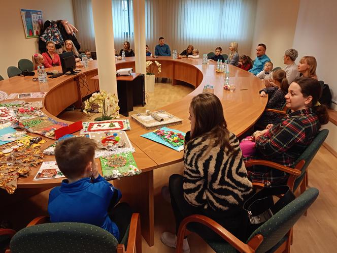 Podsumowanie konkursu na bożonarodzeniową kartkę świąteczną z recyklingu odbyło się w siedzibie Przedsiębiorstwa Energetycznego w Siedlcach