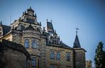 Ten zamek wygląda jak z filmu fantasy.  Leży tuż przy granicy z Polską 
