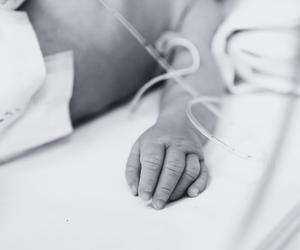 Doznał urazu mózgu podczas pierwszego karmienia piersią. Niemowlak nie żyje