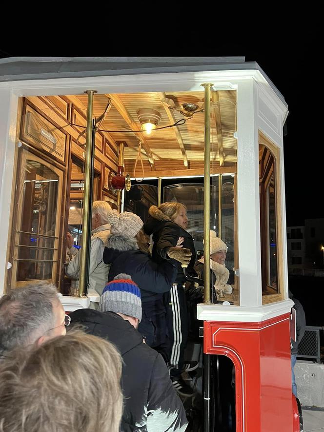 Zabytkowy tramwaj stanął przy dworcu kolejowym w Cieszynie