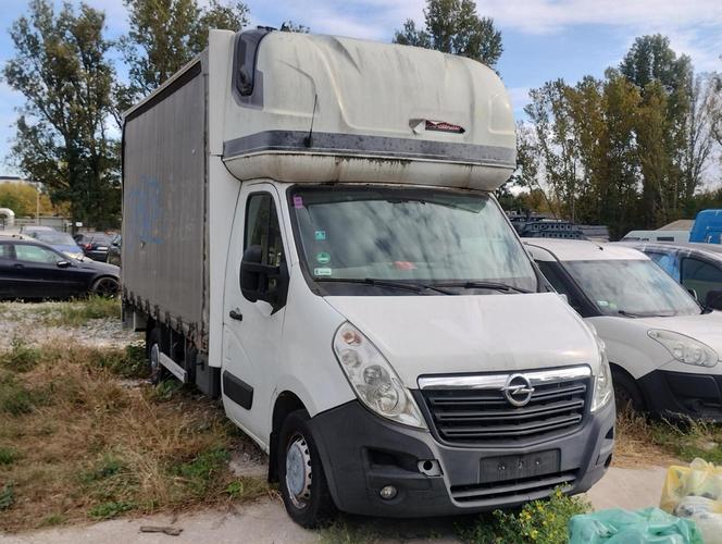 Drogowcy znów sprzedają wraki z ulicy. Wśród nich jest Chrysler w kwiatki