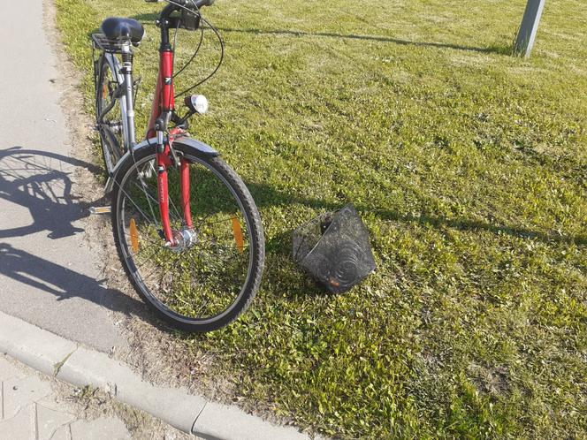 Nowy Sącz: 64-letnia rowerzystka uderzyła w osobowego citroena. Kobieta trafiła do szpitala