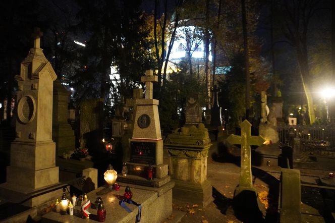 Stare Powązki rozświetlone zniczami 2.11.2024