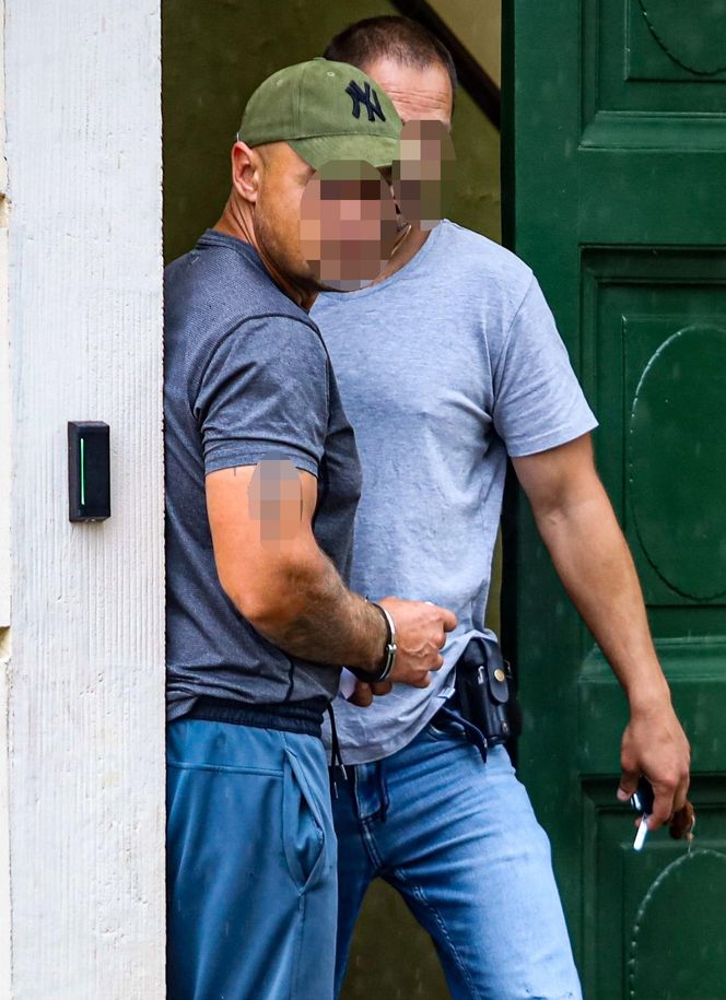 Papieros w jednej ręce, kradziona biżuteria - w drugiej. Beztroski złodziej w rękach policji