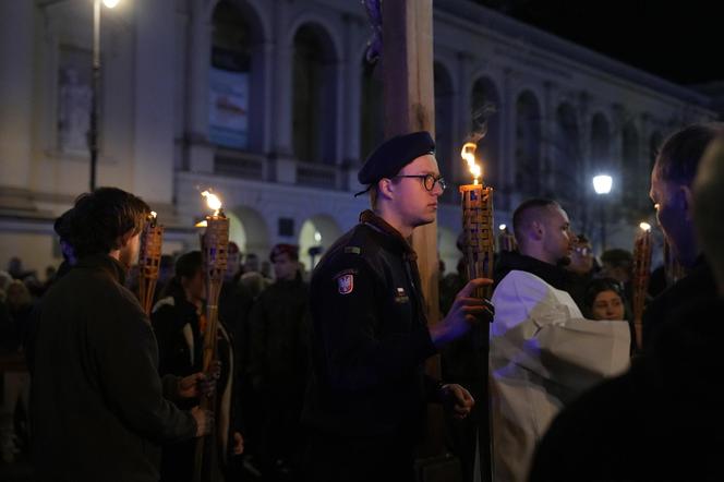 Tłumy wiernych przeszły przez stolicę. Centralną Drogę Krzyżową poprowadził kardynał Nycz