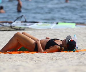 Agnieszka Fitkau-Perepeczko na plaży w Sopocie