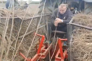 Mariusz Pudzianowski pracuje na polu