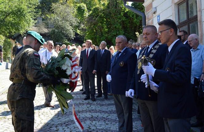 Przed kamienicą przy ul. Matejki odsłonięto tablicę upamiętniającą trzech wybitnych przemyślan