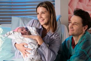 	M jak miłość odc. 1807. Justyna (Magdalena Wieczorek), jej córka Krysia, Krzysiek (Adrian Brząkała)