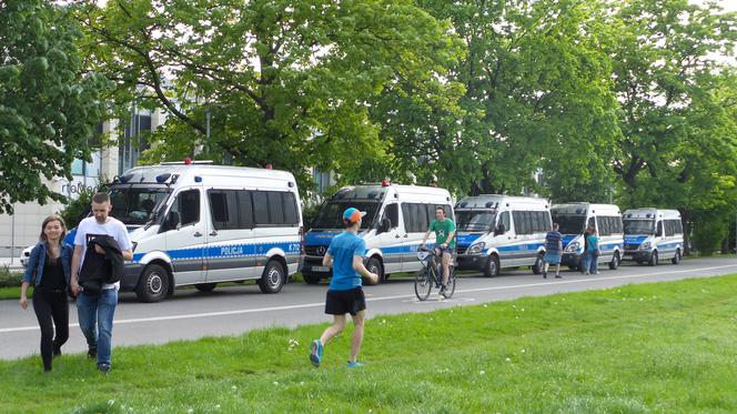Gigantyczne siły policji zabezpieczały Marsz Równości i kontrmanifestacje w Krakowie