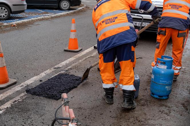 Rozpoczęło się łatanie dziur po zimie. Trwają naprawy dróg w Rzeszowie