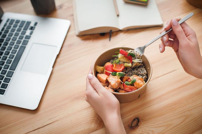 Najzdrowszy rodzaj lunchu. Naukowcy wskazali, co najlepiej jeść w pracy