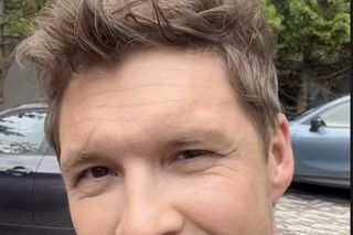 M jak miłość. Marcin (Mikołaj Roznerski) na planie