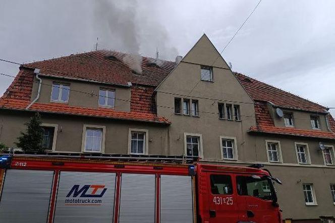 Policja ustala przyczyny pożaru w Górze. Paliło się poddasze budynku wielorodzinnego