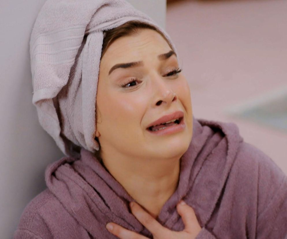 Kobieta w szlafroku i ręczniku na głowie, pogrążona w histerii, trzymająca się za klatkę piersiową. Jej twarz wykrzywia płacz i cierpienie. To Sila z serialu Miłość i nadzieja, a o jej dramacie przeczytasz na Super Seriale.