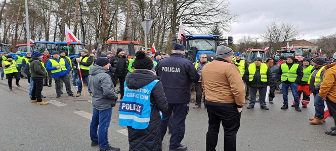 Rolnicy z woj. lubelskiego blokują drogi w regionie. Na protestującymi czuwa policja 